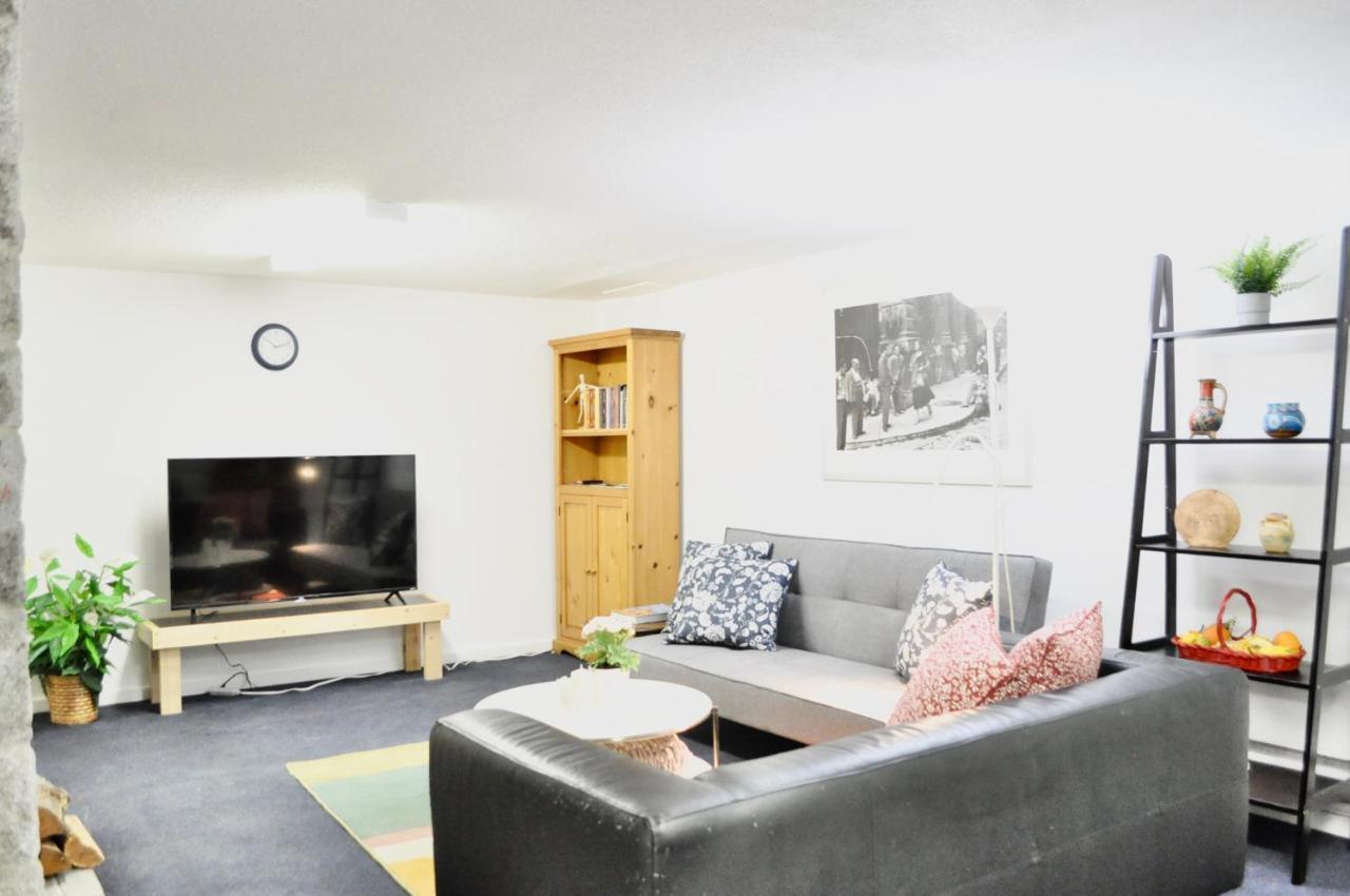 Spacious 2 Bedroom private basement suite in Lynn Canyon North Vancouver Buitenkant foto