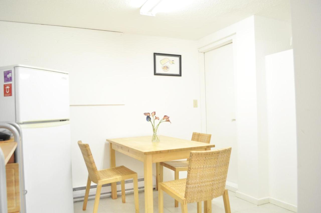 Spacious 2 Bedroom private basement suite in Lynn Canyon North Vancouver Buitenkant foto